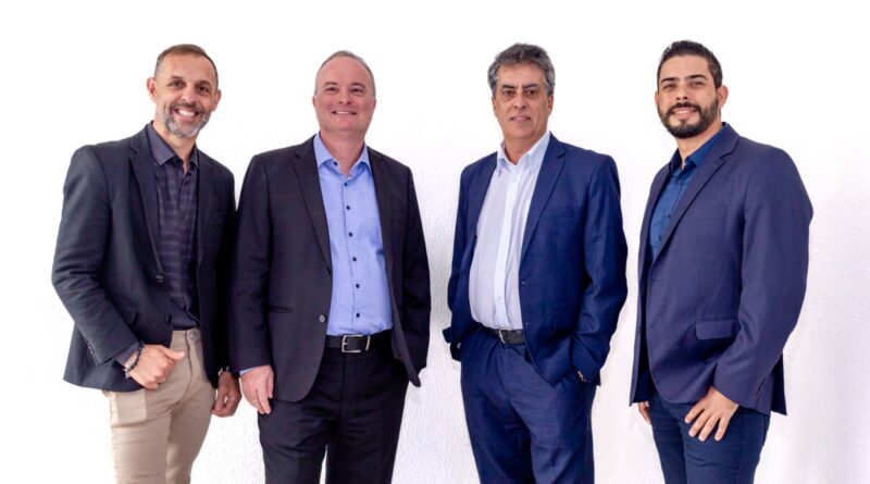 Grupo VIVHAS Da Esq. para Dir.: Fabrício Martins (CSO), Mendel Sanger (CTO), Miguel Gomes (CEO) e Gustavo Audoeno (COO). | Mercado de Saúde