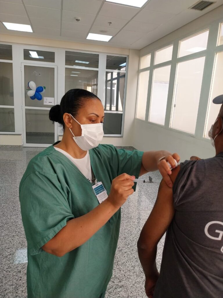 Hospital Municipal da Brasilândia (HMB), gerido pelo Instituto de Medicina, Estudos e Desenvolvimento (IMED), vacina seus colaboradores contra a gripe.