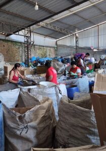 Hospital São Marcelino Champagnat e Hospital Universitário Cajuru realizam doações de lençóis e cobertores para projetos sociais