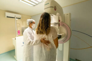 Frota do projeto Sesc Saúde Mulher circula pelo País com oferta de exames de mamografia gratuitos a mulheres entre 50 e 69 anos — Foto: Giselle Dietze/Sesc/Divulgação