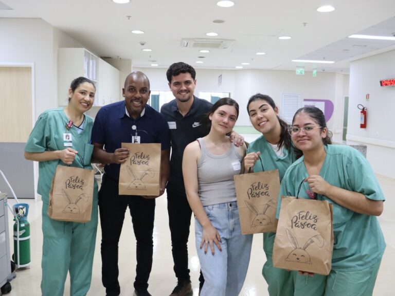 Filhos de Ebenézer da Silva Alves prestam homenagem à equipe do Hospital Municipal da Brasilândia (HMB), destacando o atendimento humanizado e a qualidade dos cuidados recebidos após um grave acidente de carro.