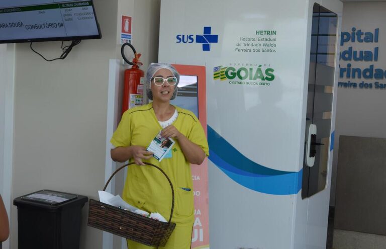 Dificuldade para engolir alimentos, líquidos e até saliva pode indicar disfagia e requer atenção especializada Dificuldade para engolir alimentos, líquidos ou medicações, acompanhada de tosse, engasgo ou sensação de comida presa na garganta podem ser mais do que um incômodo passageiro, indicando a presença da disfagia, um distúrbio que compromete a deglutição e representa riscos à saúde. Para conscientizar sobre o tema, o Hospital Estadual de Trindade – Walda Ferreira dos Santos (Hetrin), unidade do governo de Goiás, realizou uma ação educativa voltada para pacientes, acompanhantes e colaboradores. A ação foi conduzida pela fonoaudióloga do Hetrin, Tuanny Guilarducci, em parceria com a coordenadora da Clínica Médica, Ester Mariana. Durante a ação, a equipe percorreu os setores e leitos da unidade para explicar sobre os sinais e sintomas da disfagia, além de tirar dúvidas sobre a condição. “A disfagia é uma dificuldade para engolir que pode afetar qualquer faixa etária e estar associada a condições neurológicas ou outros problemas de saúde. Pode se manifestar desde dificuldade para engolir a própria saliva até alimentos sólidos e líquidos. Durante nossa ação, orientamos os pacientes e colaboradores sobre a importância do diagnóstico precoce para evitar complicações”, explicou a fonoaudióloga. Sinais de alerta para a disfagia Alguns sintomas podem indicar dificuldades ao engolir e requerem atenção especializada, como engasgos frequentes durante as refeições, sensação de algo preso na garganta, tosse ou sufocamento após engolir alimentos ou líquidos, perda de peso sem explicação ou mudança no padrão de voz, como a rouquidão. Segundo dados da Sociedade Brasileira de Geriatria e Gerontologia, aproximadamente 25% dos idosos ativos e saudáveis apresentam alguma dificuldade na deglutição. Quando o idoso é debilitado, o percentual pode chegar a 70%, conforme o caso. Além disso, de acordo com a Associação Americana de Fala e Linguagem Auditiva (ASHA), estima-se que a disfagia atinja cerca de 20% da população. Esses números reforçam a importância da conscientização e do diagnóstico precoce da condição. “Se você ou alguém próximo apresenta esses sintomas ou sente desconforto ao se alimentar, é fundamental buscar avaliação de um fonoaudiólogo para diagnóstico e tratamento adequado”, orienta a profissional do Hetrin, hospital administrado pelo Instituto de Medicina, Estudos e Desenvolvimento (IMED).