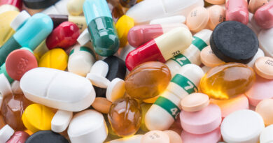 Entrevista com Charles Rice, virologista e ganhador do Prêmio Nobel, discutindo a acessibilidade do sofosbuvir, medicamento para hepatite C.