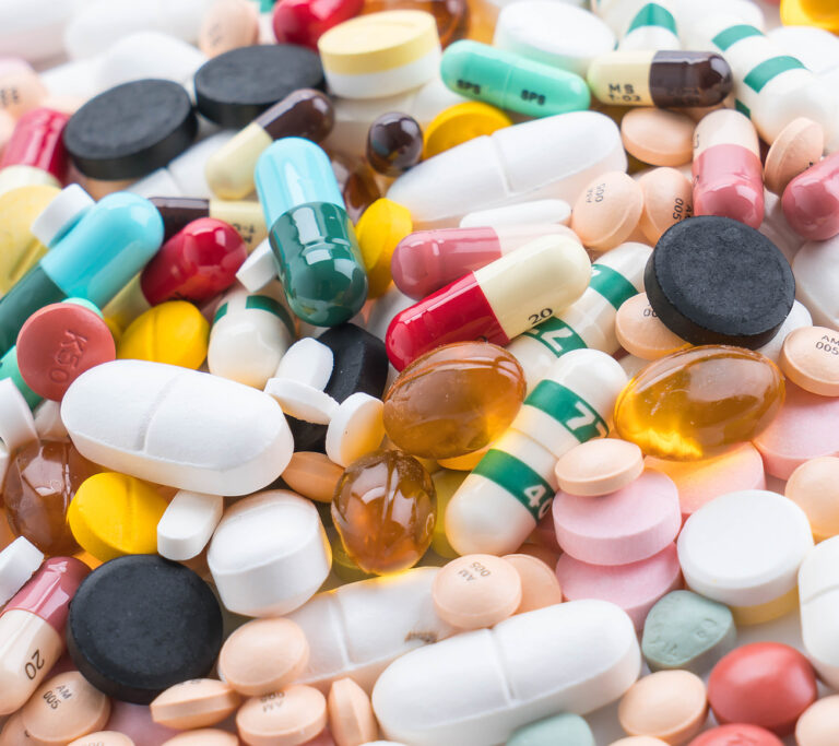 Entrevista com Charles Rice, virologista e ganhador do Prêmio Nobel, discutindo a acessibilidade do sofosbuvir, medicamento para hepatite C.