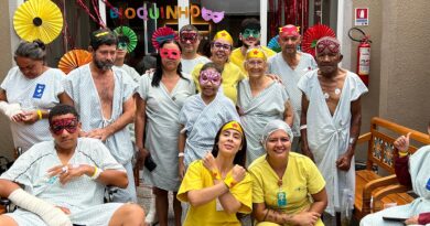 Pacientes do Hospital Estadual de Trindade (Hetrin) celebram o Carnaval com um bloquinho animado, promovendo alegria e interação durante a internação.