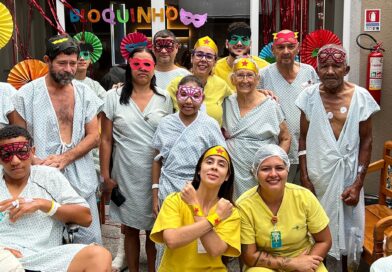 Pacientes do Hospital Estadual de Trindade (Hetrin) celebram o Carnaval com um bloquinho animado, promovendo alegria e interação durante a internação.