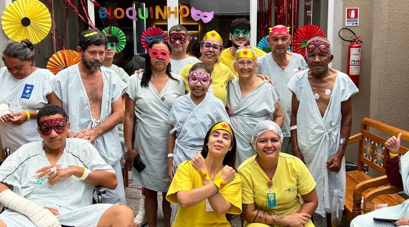 Pacientes do Hospital Estadual de Trindade (Hetrin) celebram o Carnaval com um bloquinho animado, promovendo alegria e interação durante a internação.