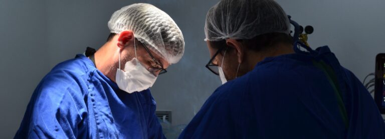 Equipe médica do Hospital Estadual do Centro-Norte Goiano (HCN) durante a captação de órgãos, simbolizando a esperança e a solidariedade na doação de órgãos.