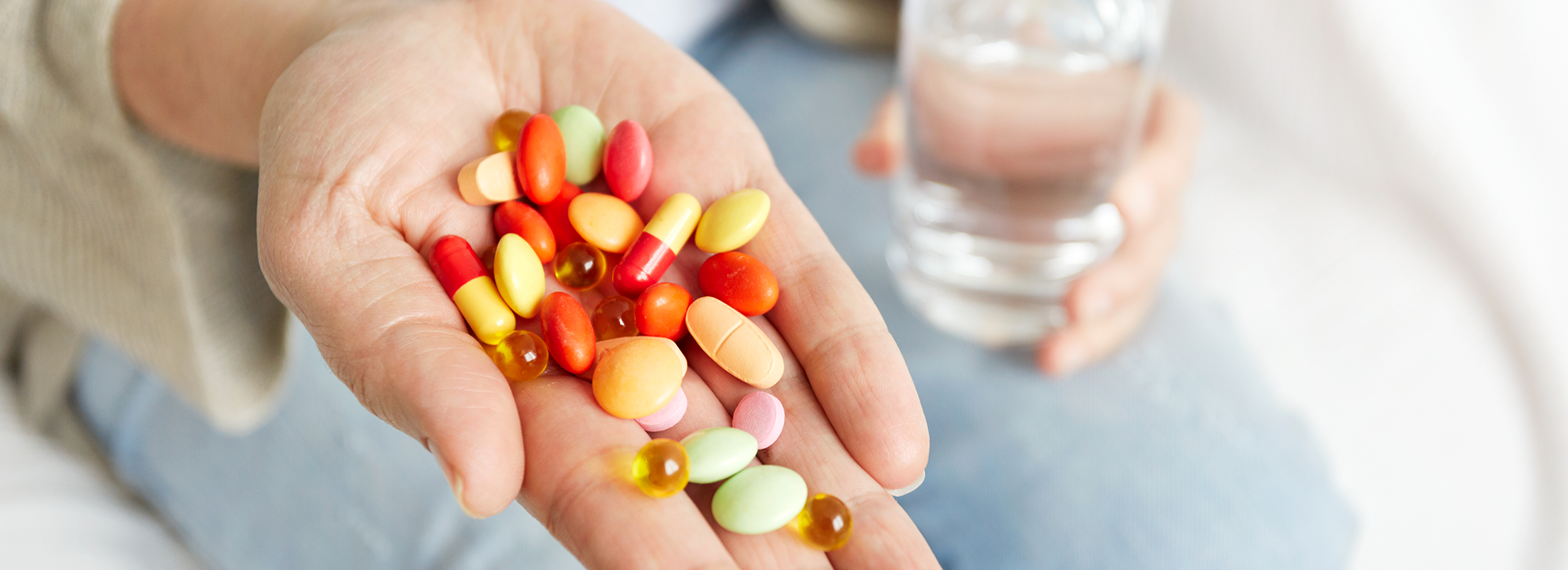 O Hospital Estadual de Trindade (Hetrin) alerta sobre os riscos da automedicação com vitaminas. A suplementação deve ser orientada por profissionais para evitar problemas de saúde.